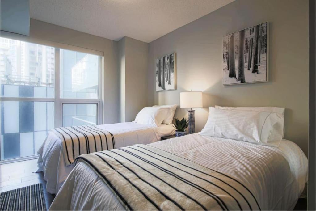 Skyline Suites - Walk To Mtcc, Acc, Rogers Centre & Entertainment District Торонто Екстер'єр фото