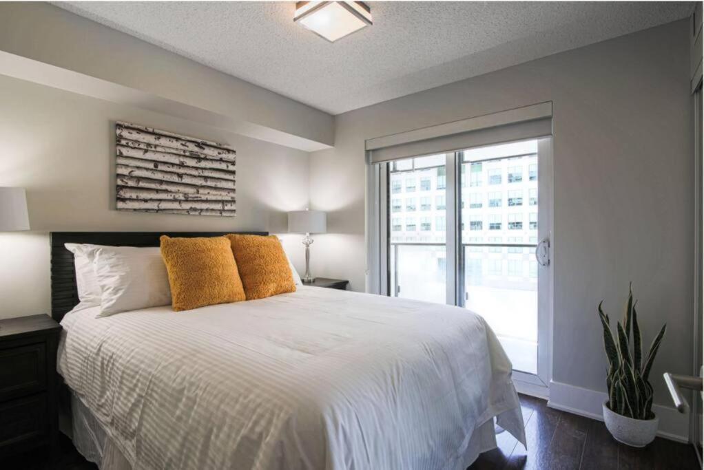Skyline Suites - Walk To Mtcc, Acc, Rogers Centre & Entertainment District Торонто Екстер'єр фото